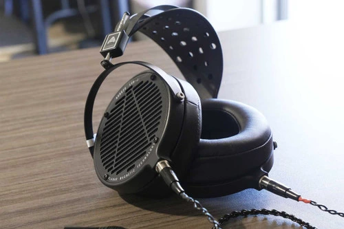 Audeze LCD-2 Classic High-Performance Planar Magnetic Headphones (Pre-Owned) 1